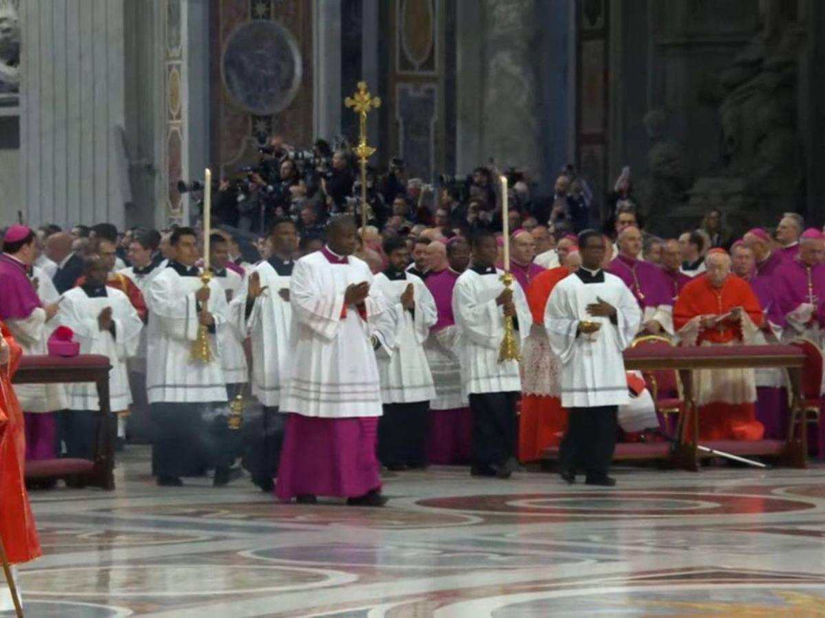 Con multitud de fieles y oraciones: así fue la misa Pro eligendo pontífice en el Vaticano