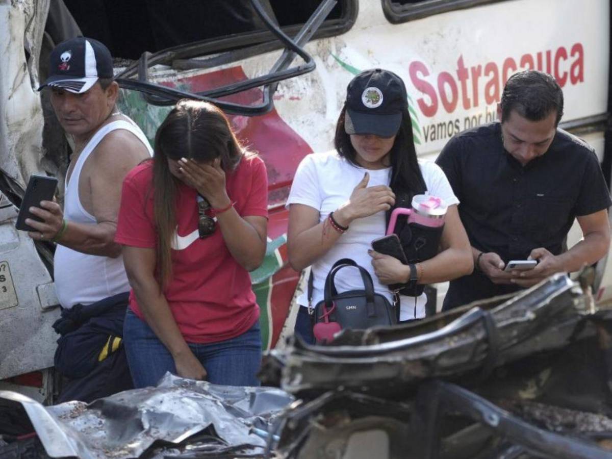 Entre sangre y escombros, familias buscan a sus muertos en carretera del Cauca