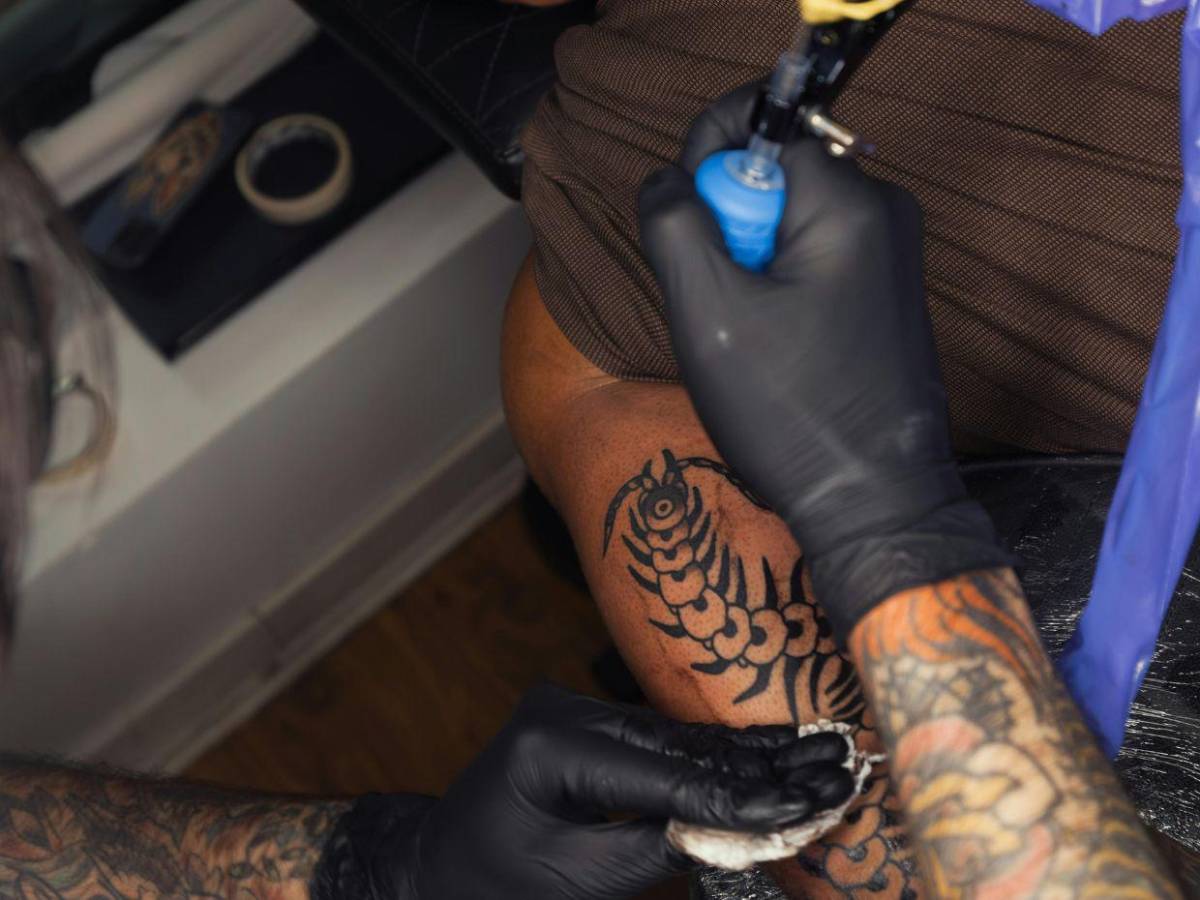 Juan Felipe Palacio, se hizo un tatuaje que cubría toda su pierna y murió tras grave infección