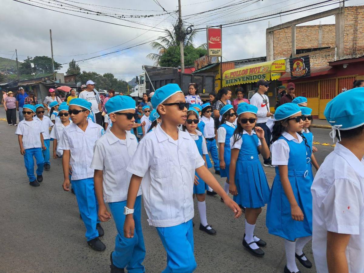 Al ritmo de Candú y punta, escuelas ambientan las calles de El Carrizal en los desfiles cívicos