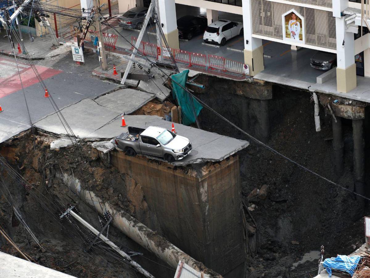 Gran socavón en Bangkok obliga a evacuaciones y corta servicios en hospital y zona