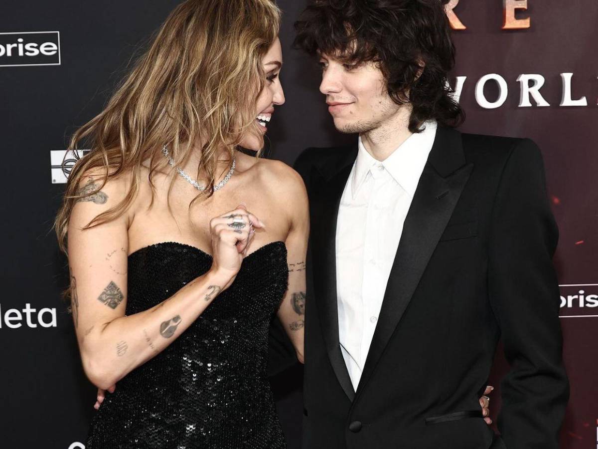 Miley Cyrus considera fugarse con su prometido Maxx Morando en lugar de celebrar otra boda