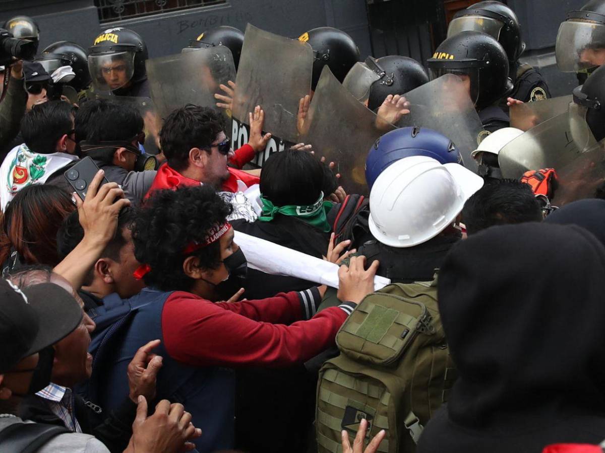 Jóvenes peruanos y colectivos sociales marcharon en Lima contra el gobierno de Dina Boluarte