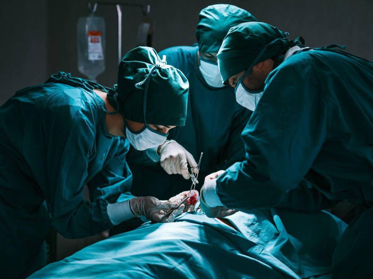 Mujer descubre tijeras olvidadas en su abdomen siete meses después de cirugía estética