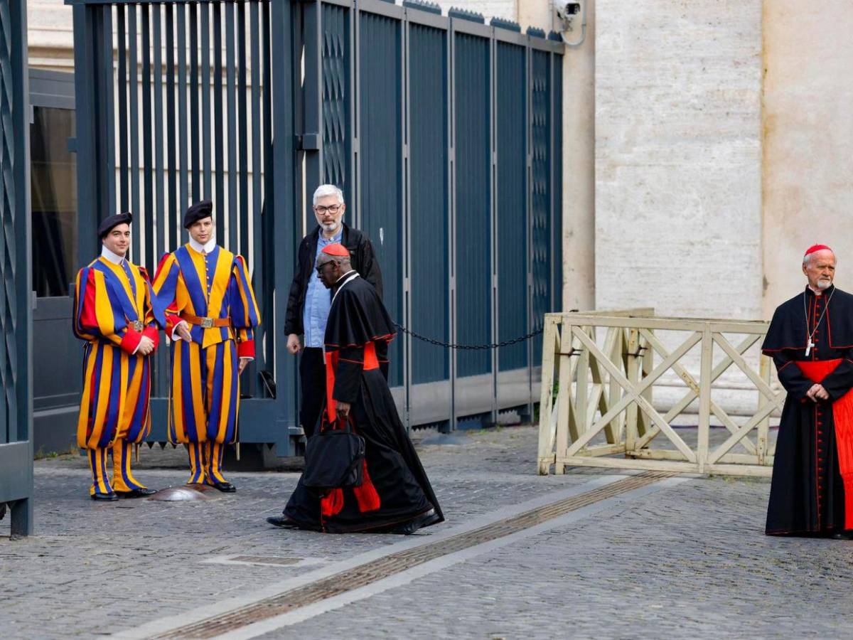 Entre rituales, alianzas y toque de queda, llegan los cardenales a Roma