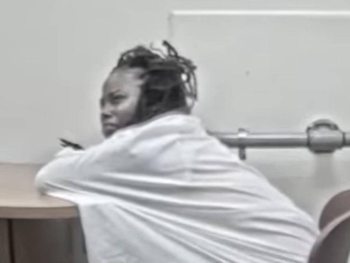 Mujer mató a sus sobrinos y condujo con sus cuerpos en su carro durante un año