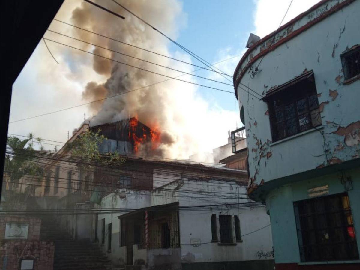 Así se contuvo el incendio que arrasó una vivienda y afectó otra en la capital