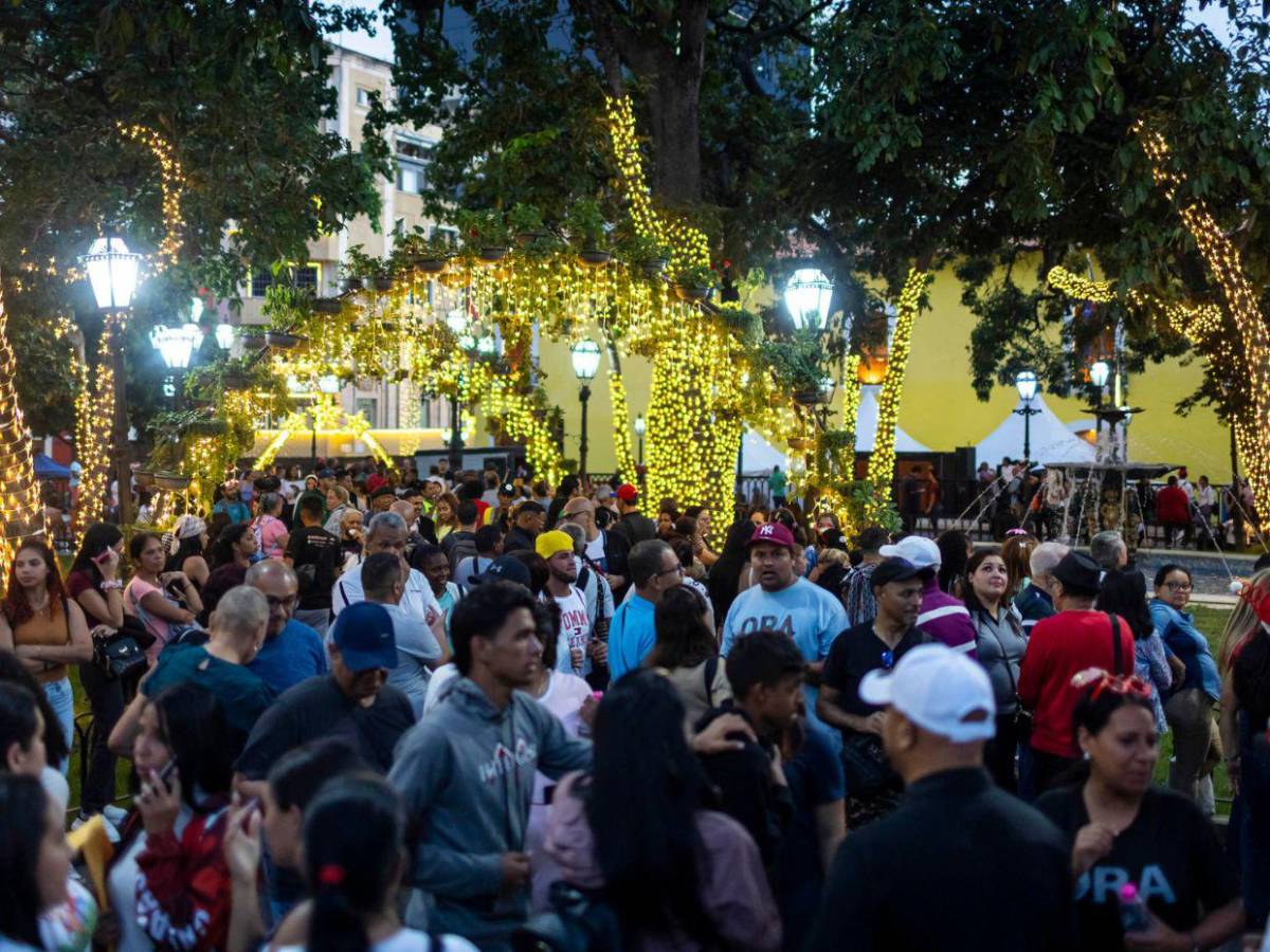 Entre sinsabores y bengalas: así celebra Venezuela la Navidad en octubre