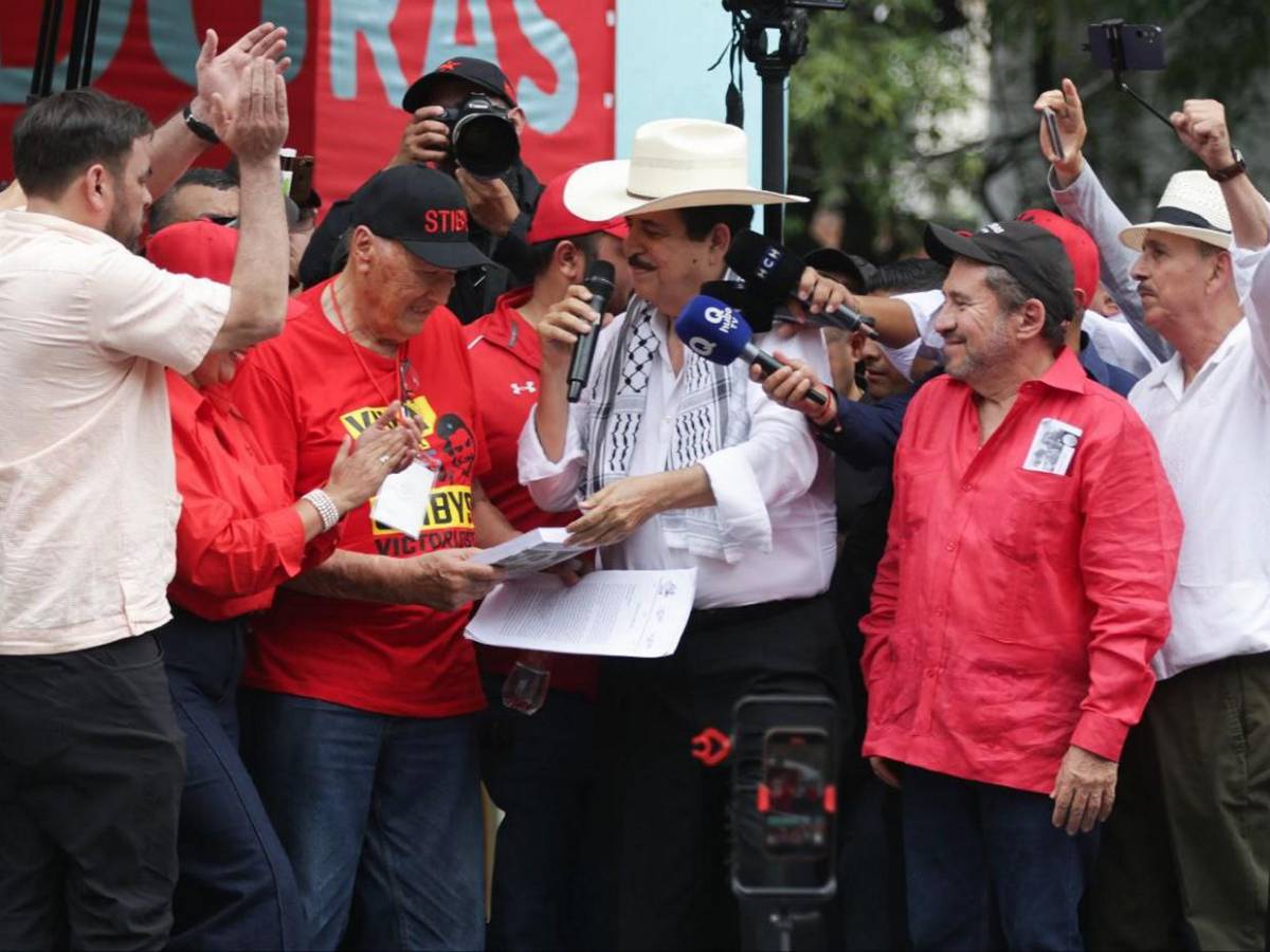 Mel Zelaya pasea su libro El Golpe 28-J durante marcha del Día del Trabajador