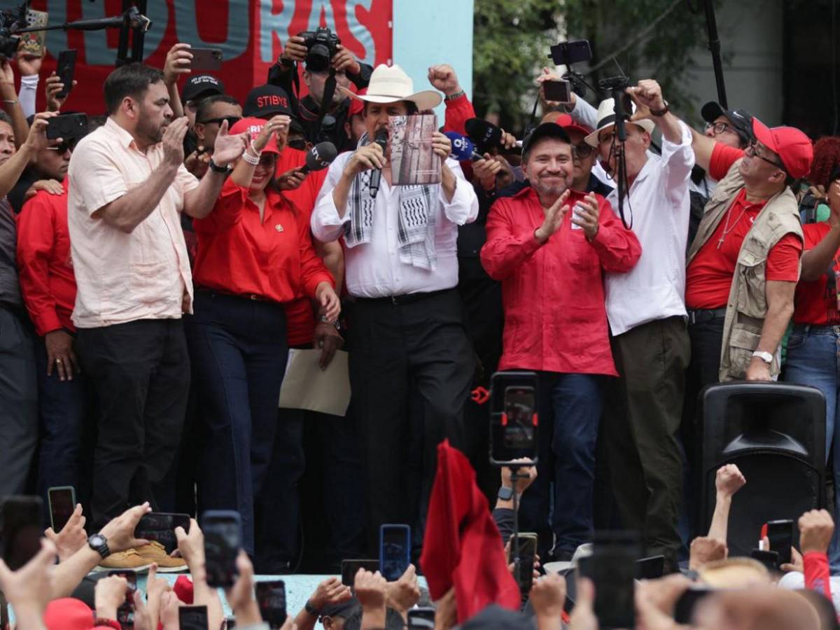 Mel Zelaya pasea su libro El Golpe 28-J durante marcha del Día del Trabajador