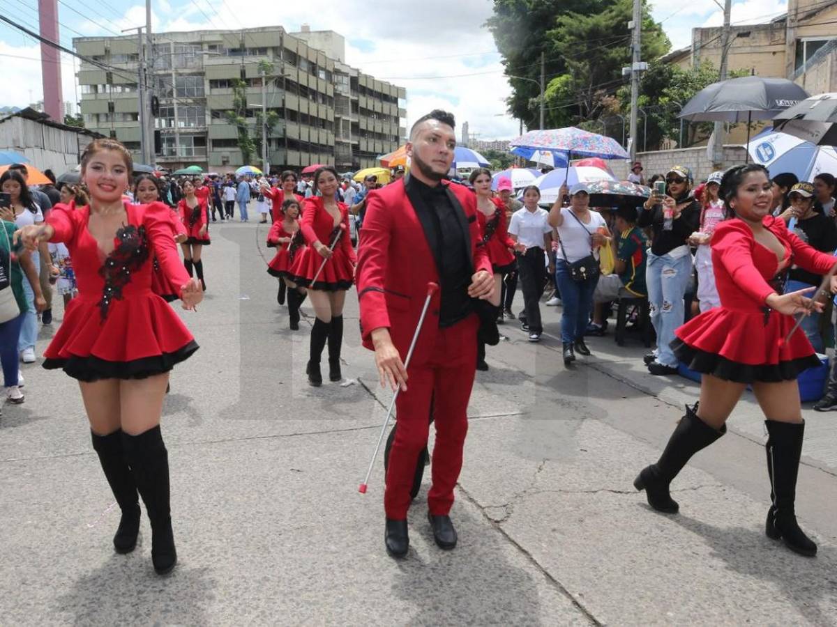 Julio Baquedano brilla como palillón en desfiles patrios 2025 con el Instituto Rafael Pineda Ponce