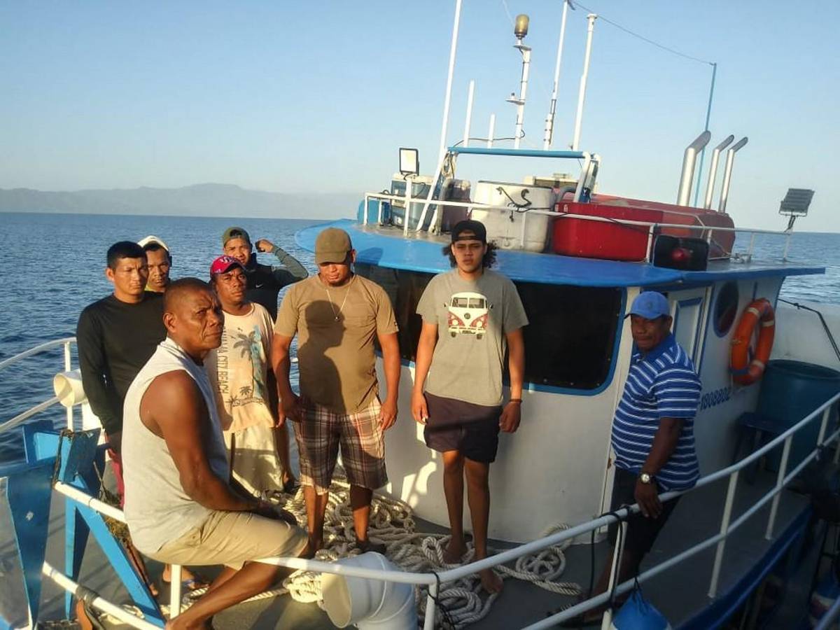 El bote pesquero Miss Jesica se dirigía a Islas de la Bahía pero perdió impulso en su motor.