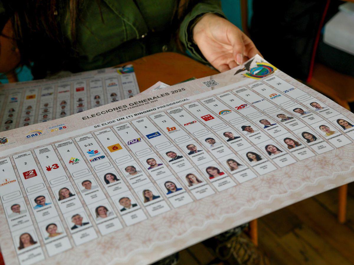 Elecciones en Ecuador: Noboa vota sin dar declaraciones y González denuncia “irregularidades”