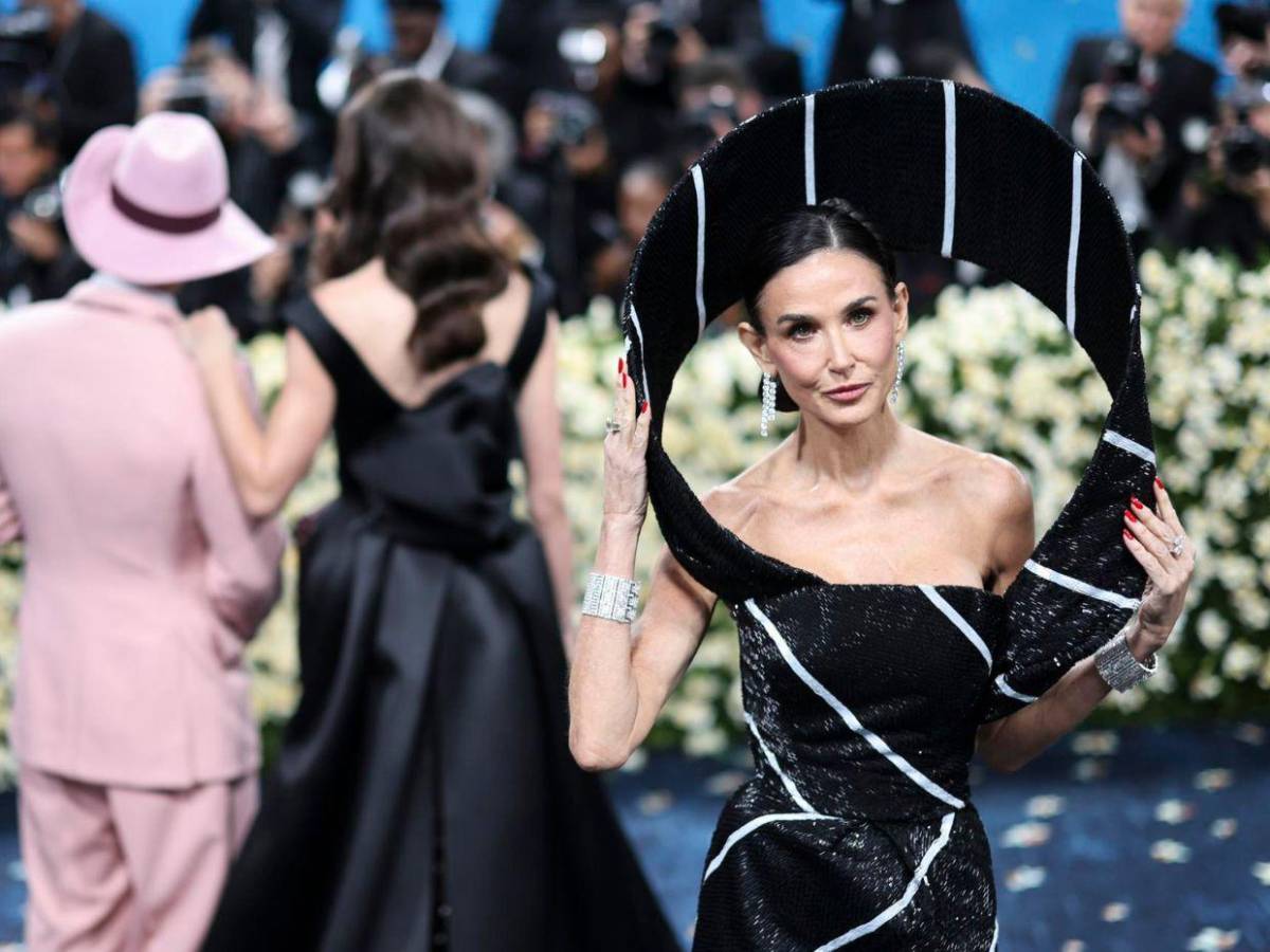 ¡Deslumbrante! Así lució la hermosa Demi Moore en la Met Gala 2025