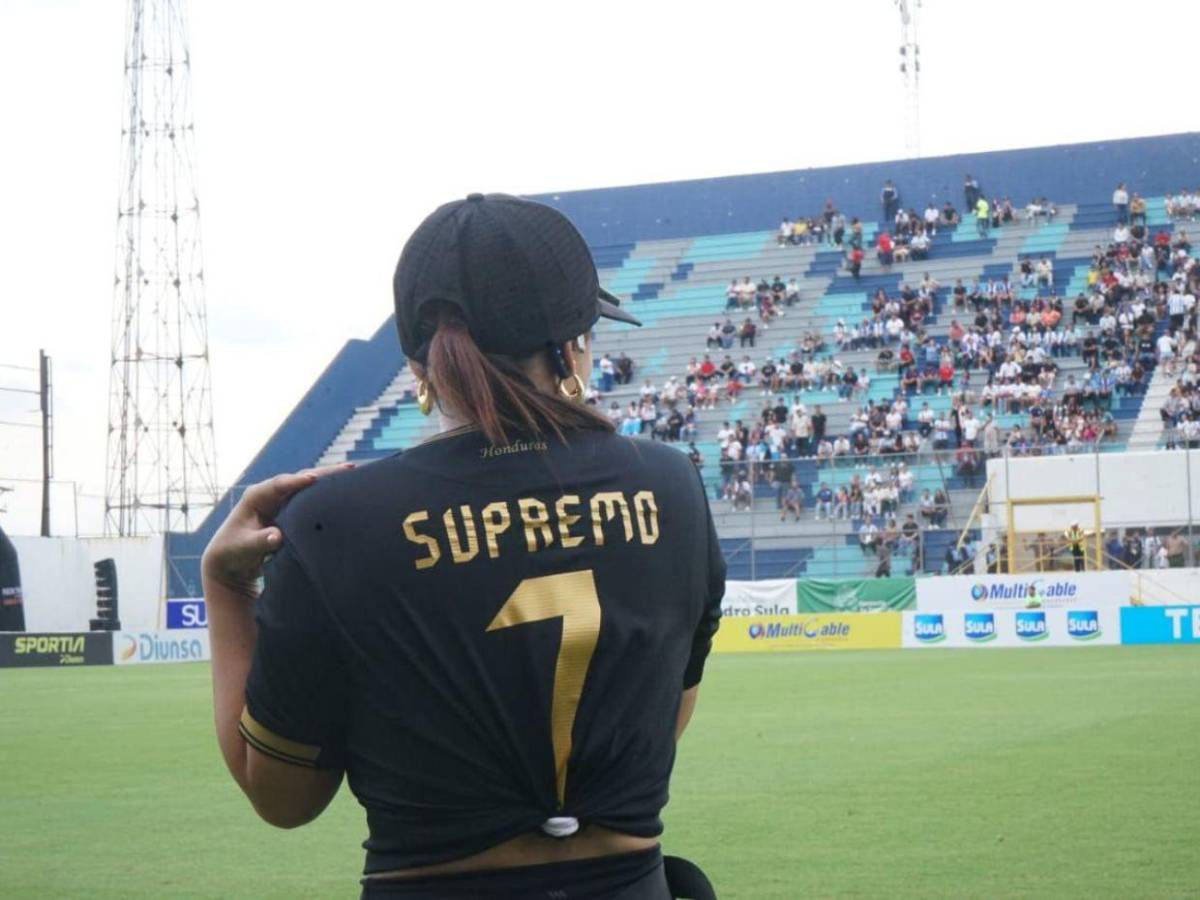 ¡Con la camiseta de Supremo! Así llegó Milagro Flores para el partido de tiktokers