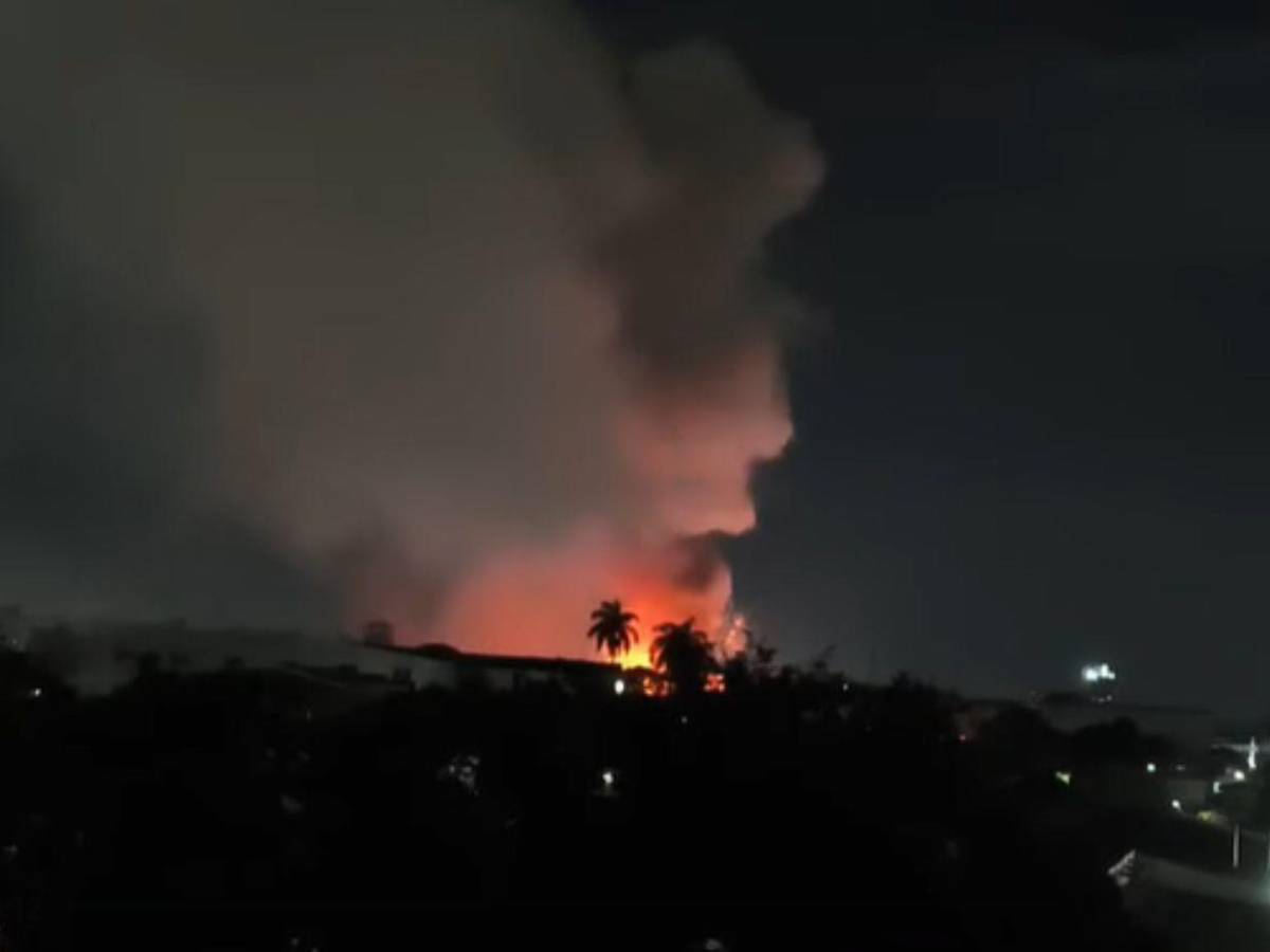 Imágenes de incendio devorador en Mercado Medina en SPS: Todo está rostizado ya