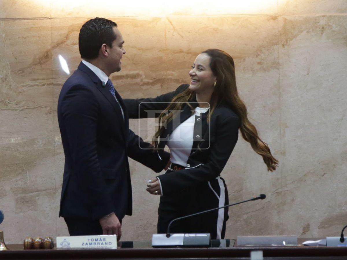 Con un romántico beso: esposa de Tomás Zambrano lo felicita tras asumir la presidencia del CN