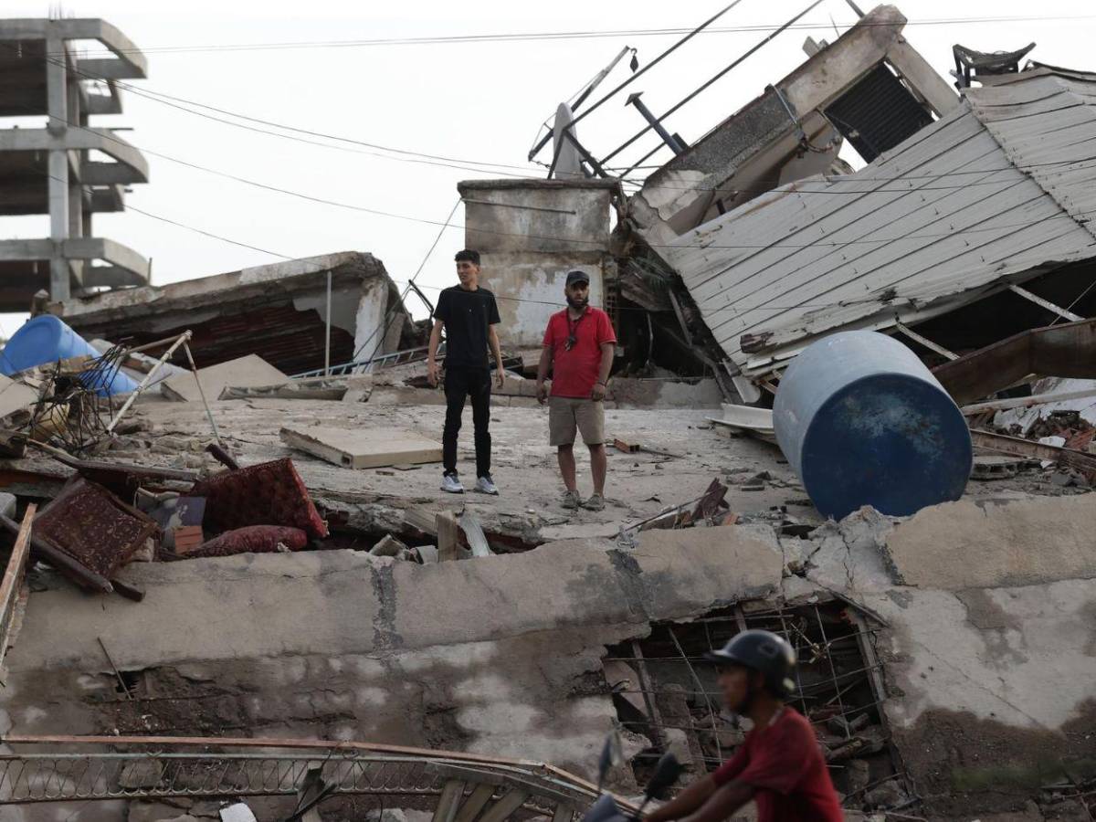 Olores de putrefacción comienzan a sentirse: cadáveres siguen bajo los escombros tras terremotos en Venezuela