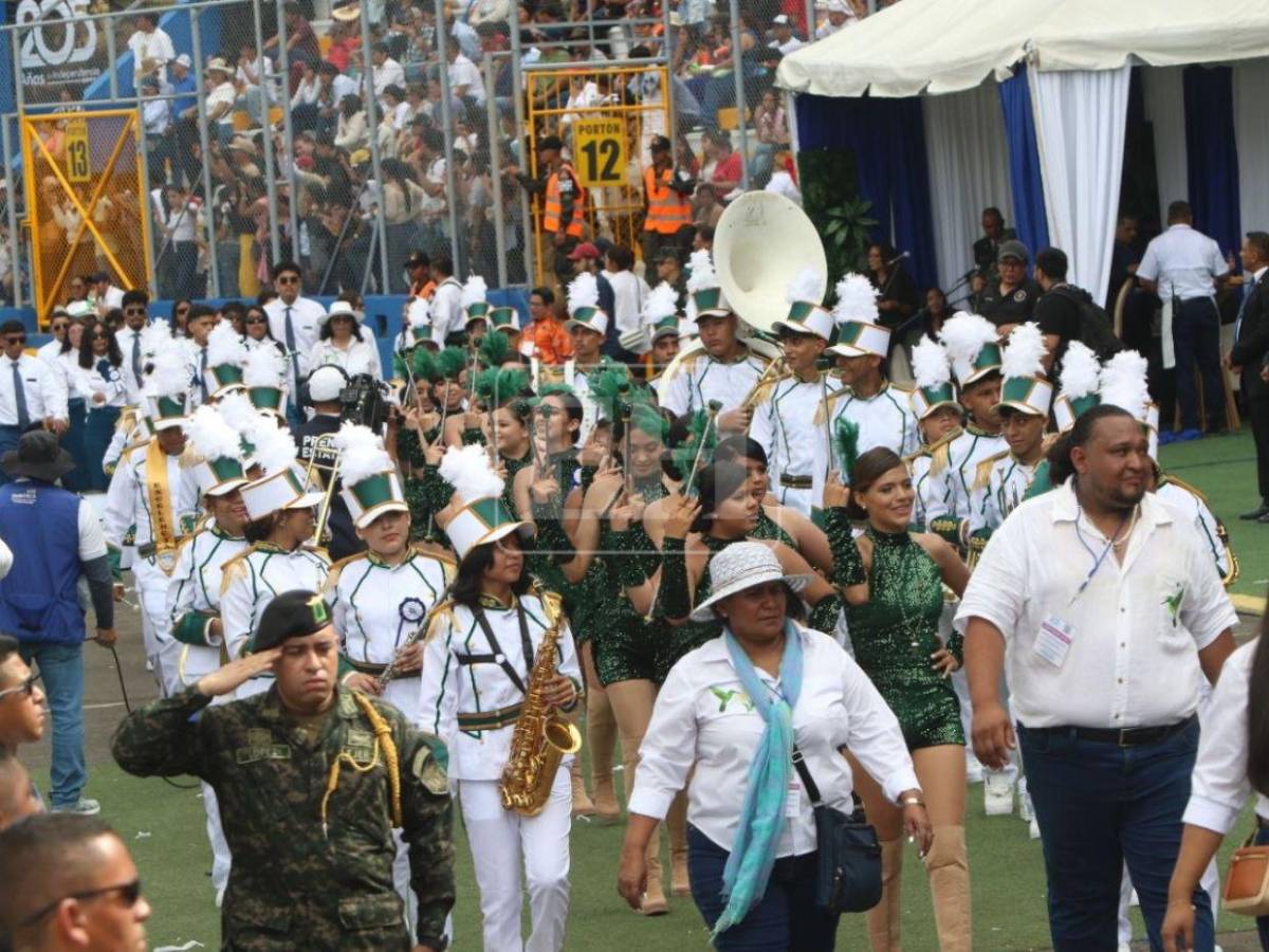 Las palillonas del Jesús Aguilar Paz deslumbran con sus brillantes trajes verdes este 15 de septiembre