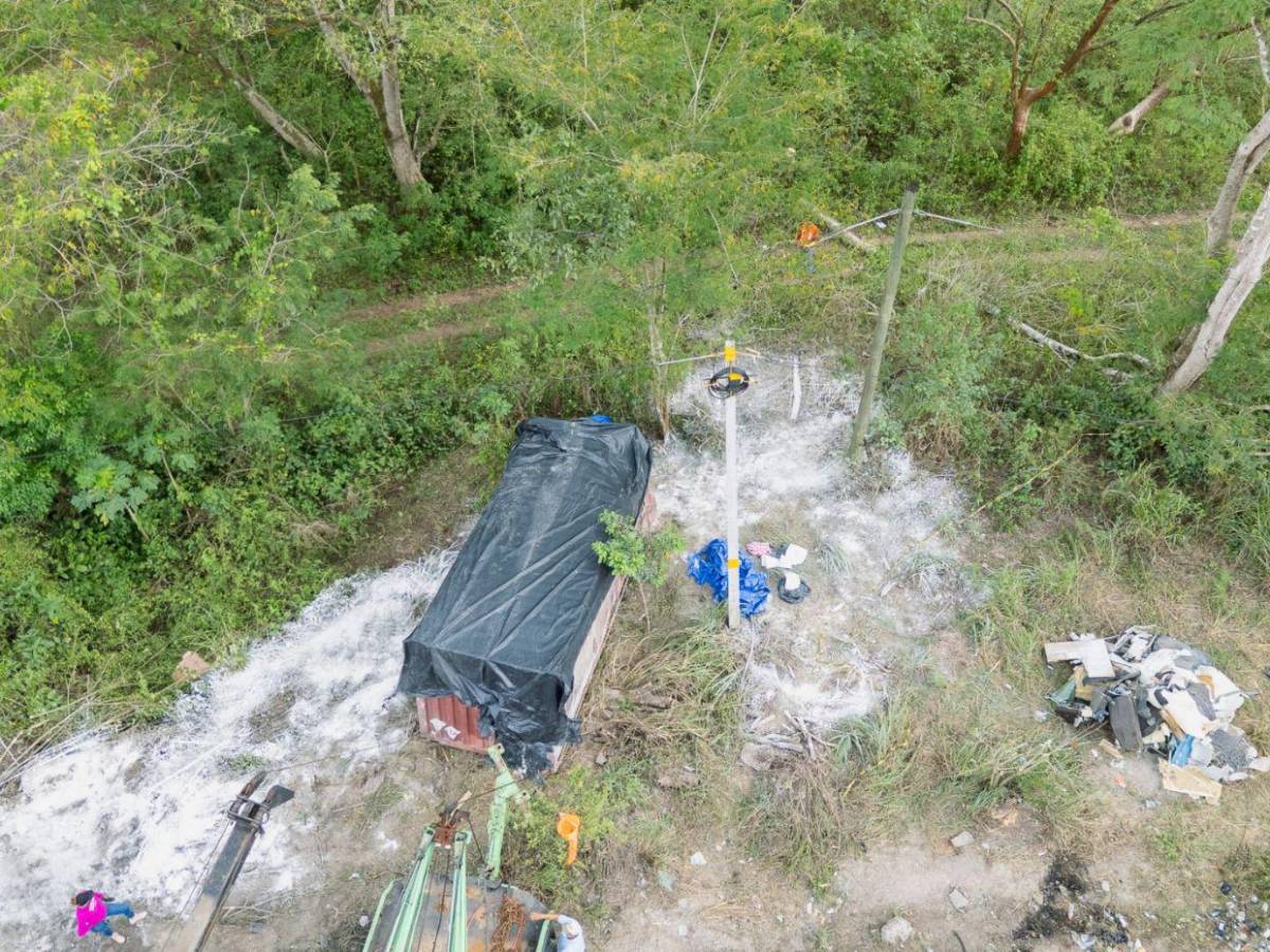 Cianuro esparcido, labores de limpieza y sin paso: fotos aéreas del accidente en Quimistán