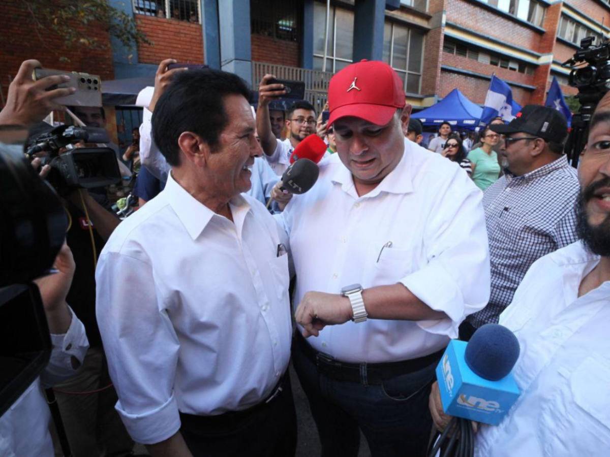 Jorge Aldana llega a ejercer el sufragio, pero aún no hay urnas en la Facultad de Medicina