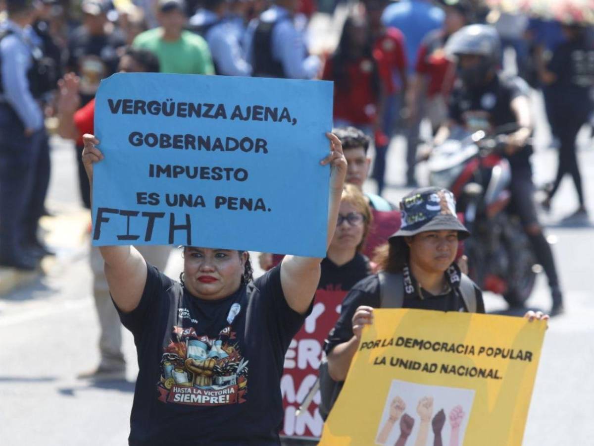 Con pancartas y exigencia de sus derechos, cientos marchan el Día del Trabajador en SPS