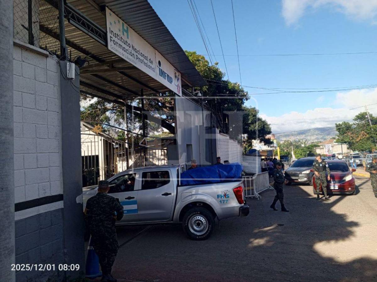 Bajo resguardo militar retornan camiones con material electoral a las bodegas del Infop