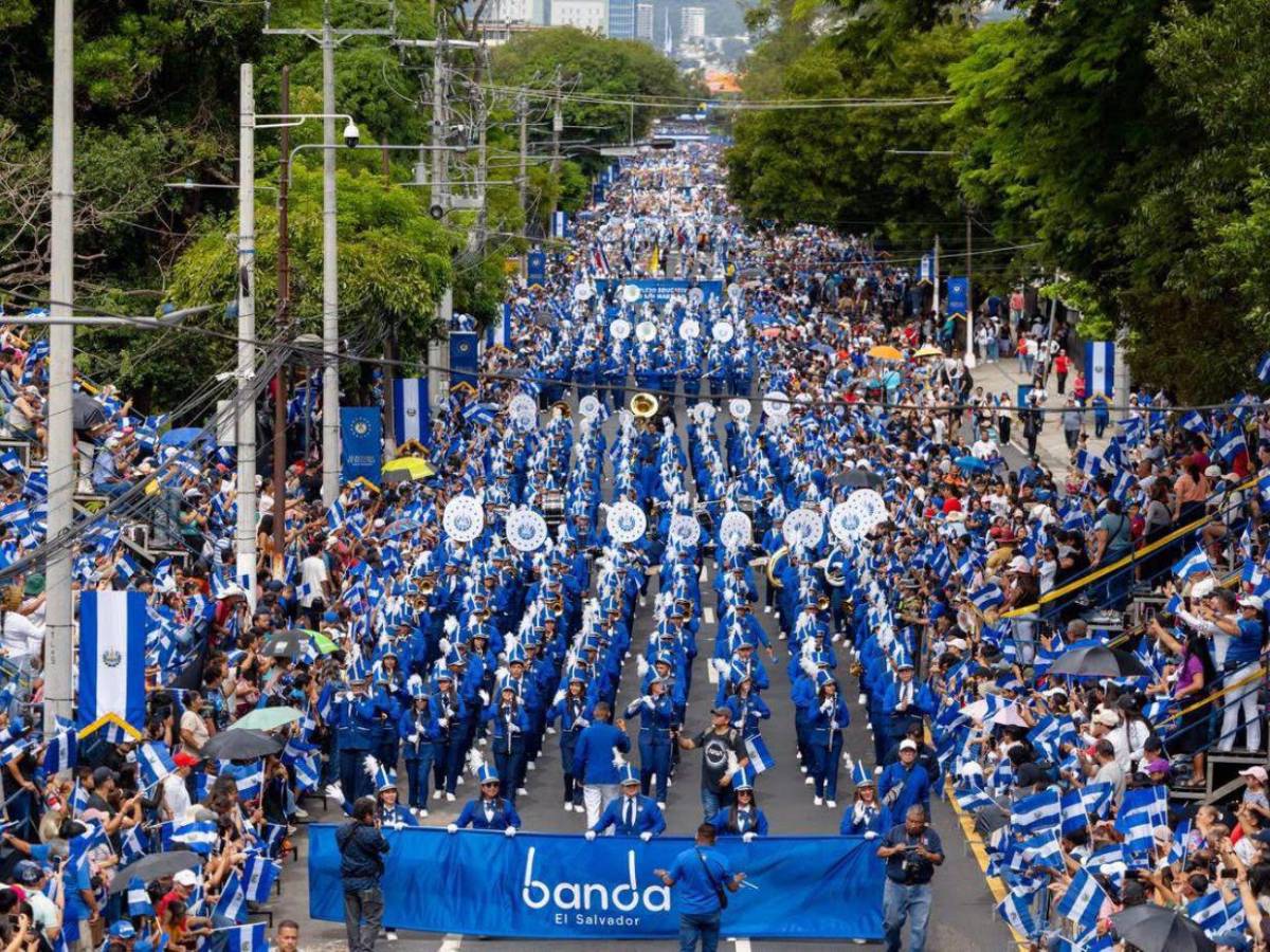 FOTOS: Perros robot sorprenden durante desfile de Independencia en El Salvador