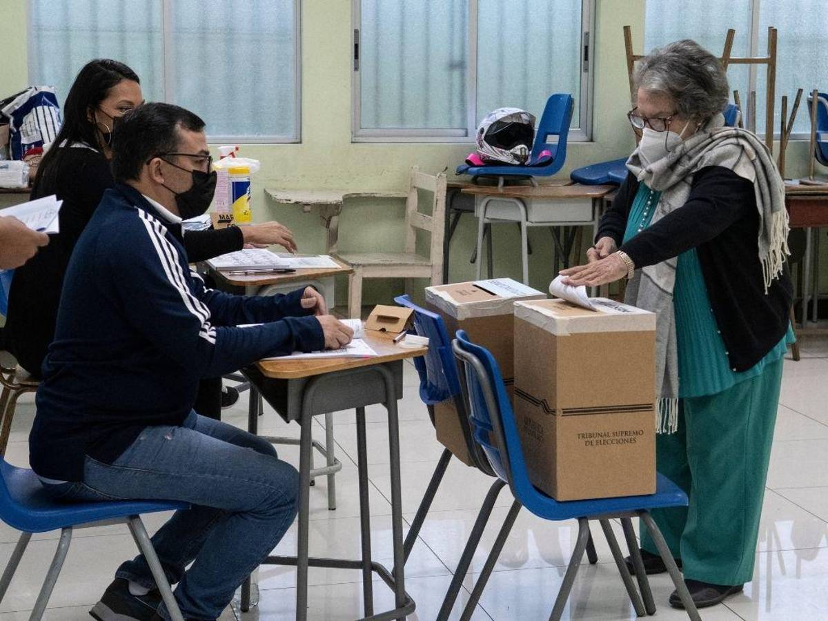 Costa Rica elige presidente entre 25 candidatos y sin favoritos
