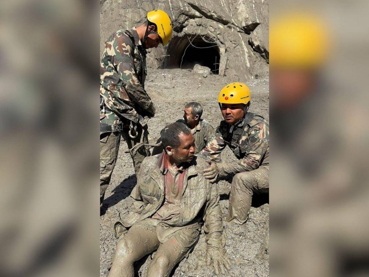 Riada en Nepal suma 682 muertos y casi 3,000 desaparecidos