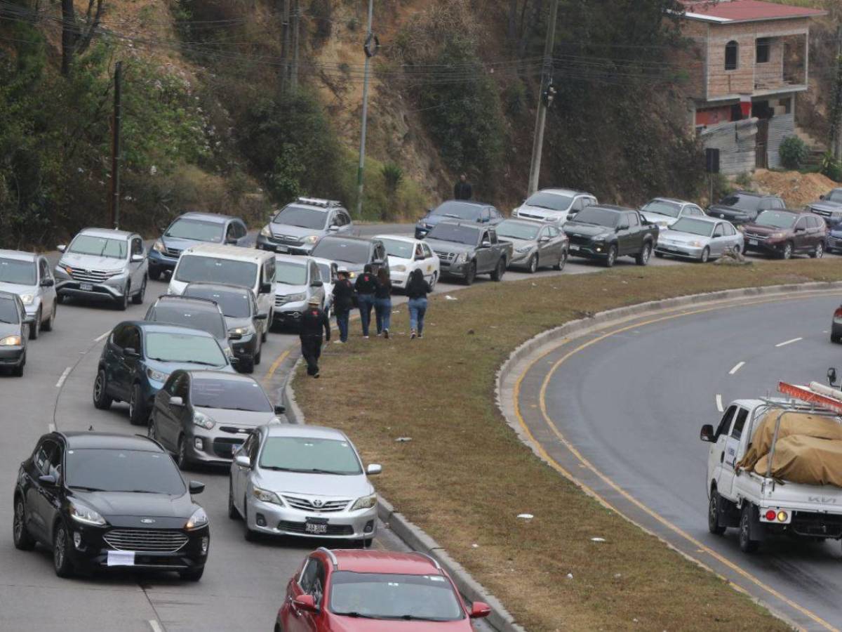 Largas filas en salida al norte por salida de últimos  vacacionistas