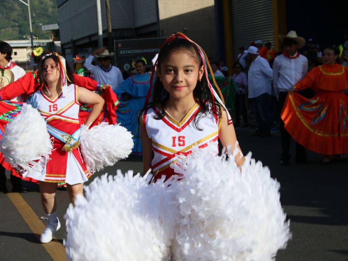 Las bellas palillonas y pomponeras que amenizaron los desfiles de educación básica 2025
