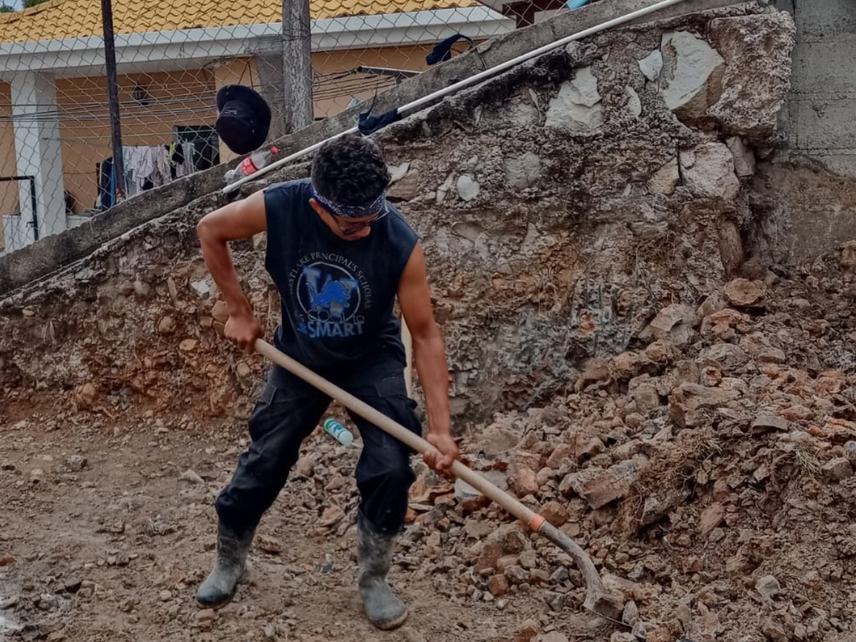 Con botas de hule, piocha y pala, Osman abrió su camino para poder continuar con sus estudios.