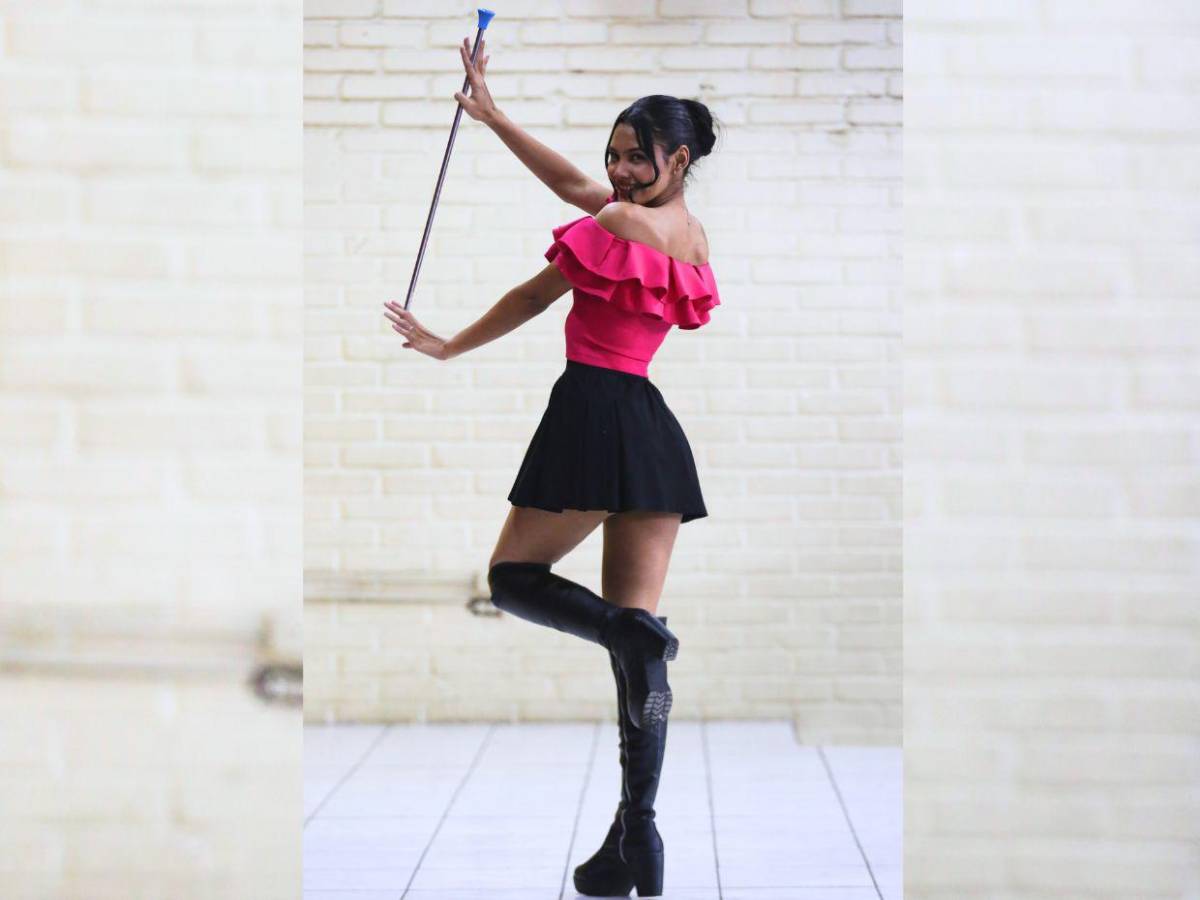 Con orgullo patrio, palillonas del Instituto Superación San Francisco listas para los desfiles