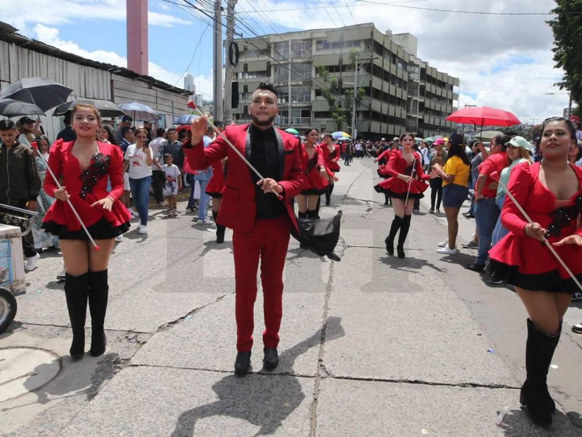 Julio Baquedano brilla como palillón en desfiles patrios 2025 con el Instituto Rafael Pineda Ponce