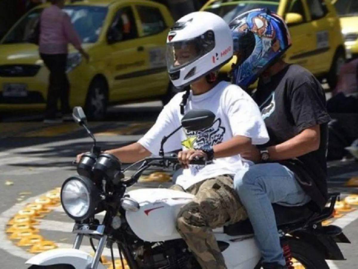 ¿En qué municipios prohíben la circulación de dos hombres en moto y cuáles son sus multas?