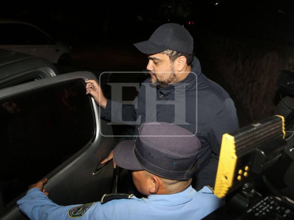 Con una sonrisa, así salió Cardona de la CSJ tras recibir arresto domiciliario