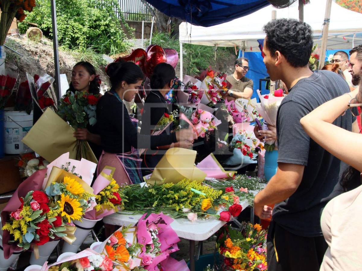 Flores y alegría llenan las calles de Tegucigalpa en celebración del Día de la Madre