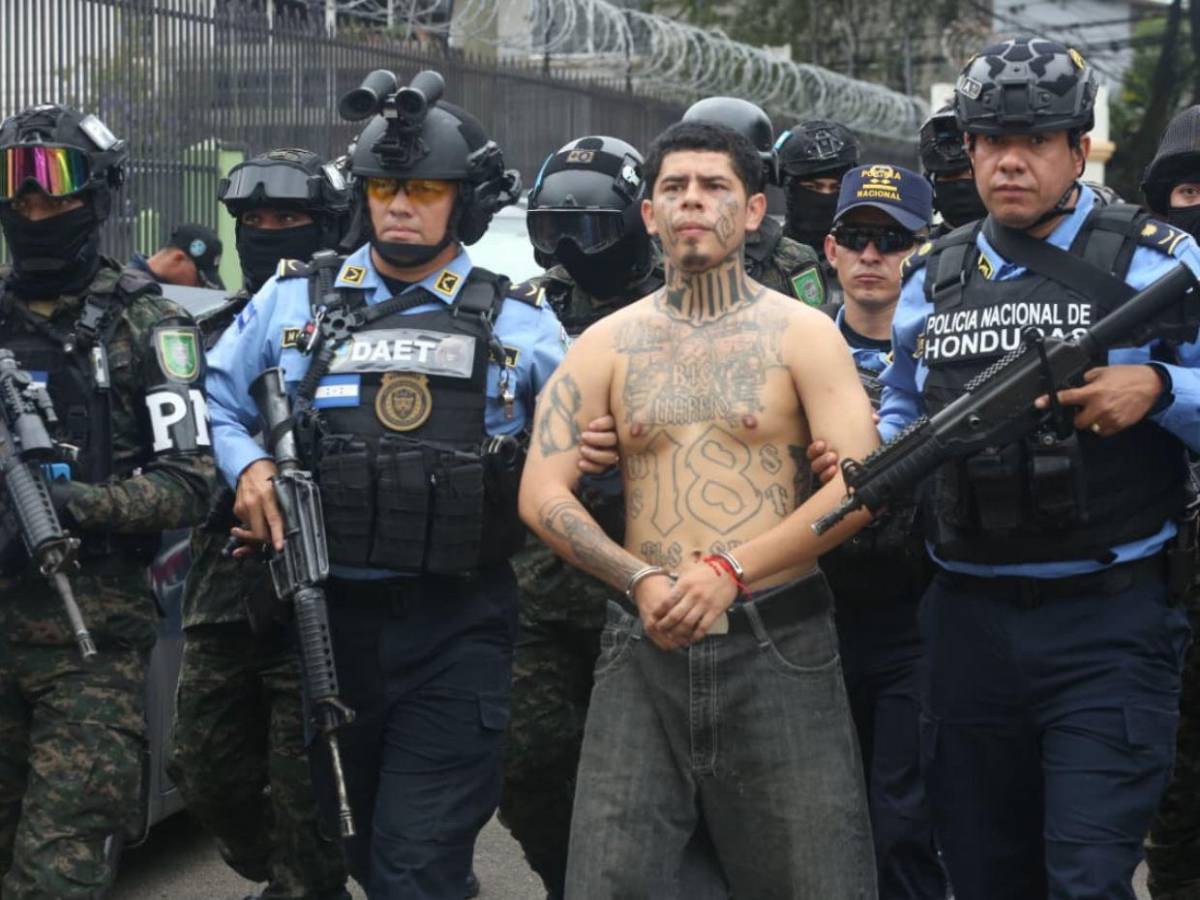 Con tatuajes de la Pandilla 18 en la cabeza y el rostro: “Atrevido” y “Cachorro”, capturados en Tegucigalpa