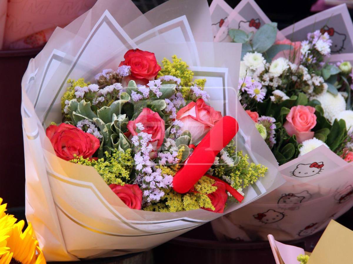 Flores y alegría llenan las calles de Tegucigalpa en celebración del Día de la Madre