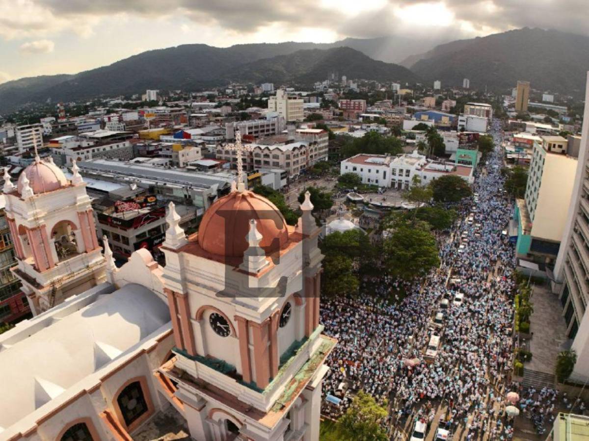 Multitud llena de fe: Las mejores imágenes de la caminata de las iglesias