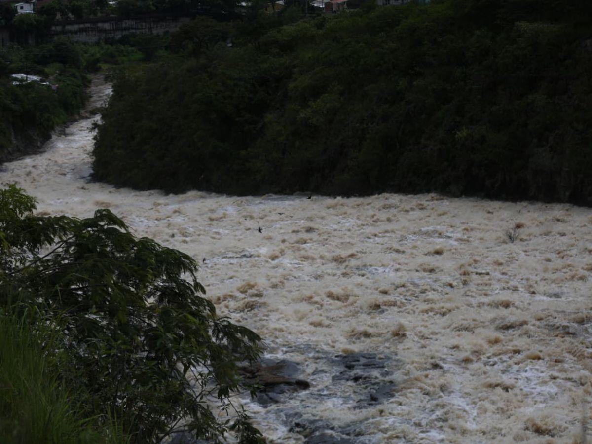 Tras fuertes lluvias, represas Los Laureles y Concepción alcanzan sus niveles máximos