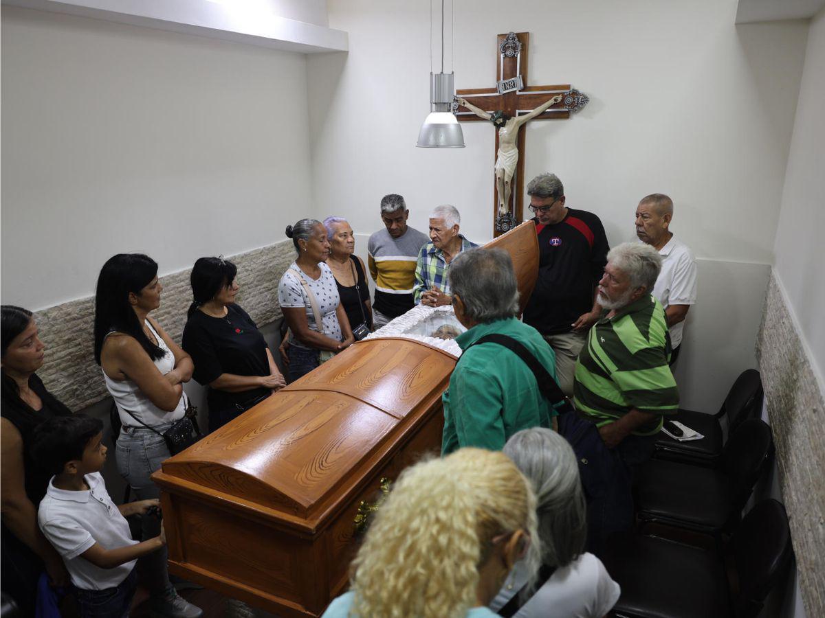 Así despiden a doña Rosa González, anciana de 80 años que murió en la captura de Maduro