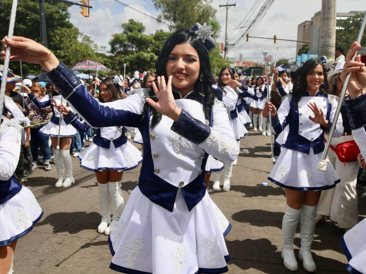 Con preparadas coreografías y atuendos cívicos, palillonas del Hibueras rindieron honor a la patria