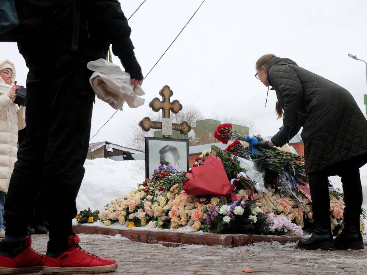 Rusos desafían al Kremlin con un tributo floral en la tumba de Alexéi Navalny