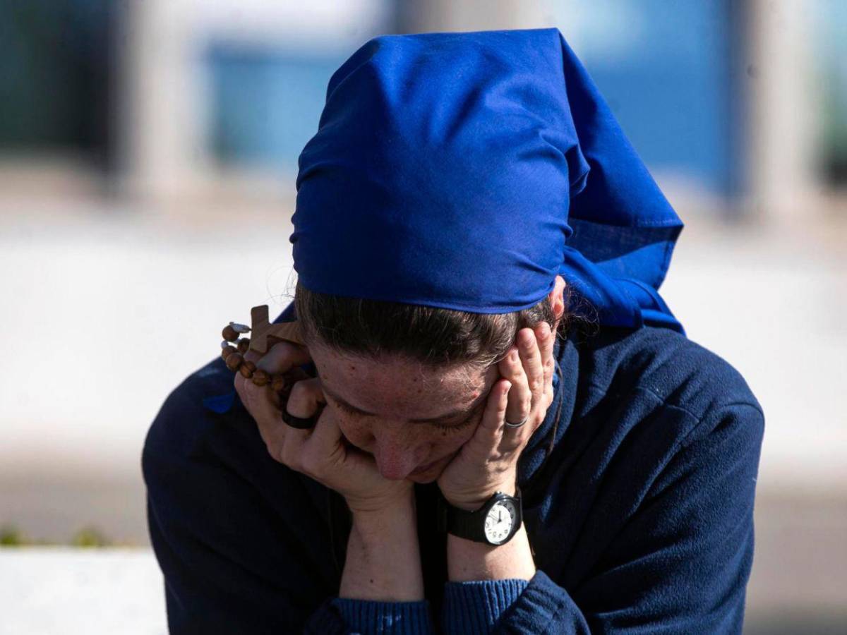 Fieles rezan frente hospital donde está el papa Francisco, que se mantiene estable