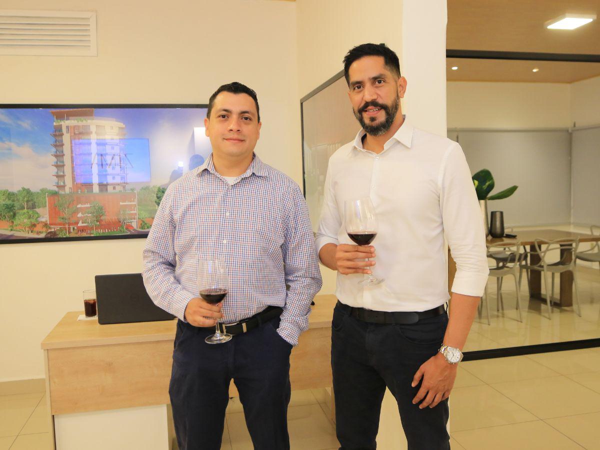Refinado brindis por el lanzamiento de Zima Uno