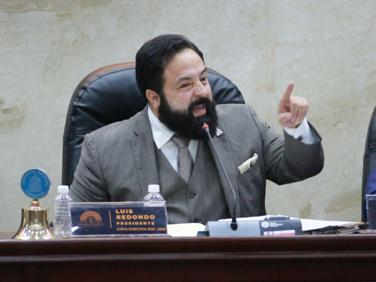 Abogados constitucionalistas afirman que Luis Redondo es ignorante en leyes