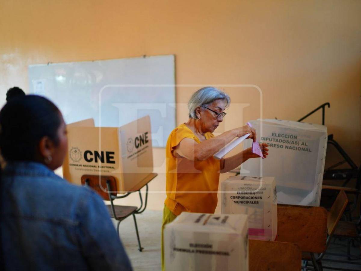 En silla de ruedas y bastones, personas de la tercera edad llegan a defender su voto