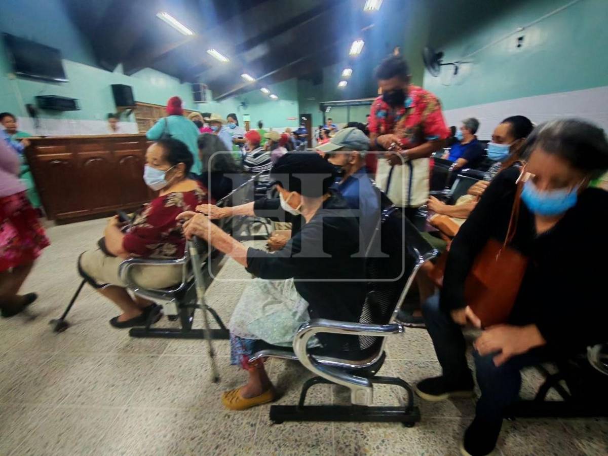 Abarrotada lucen salas del Hospital El Toráx por infecciones respiratorias